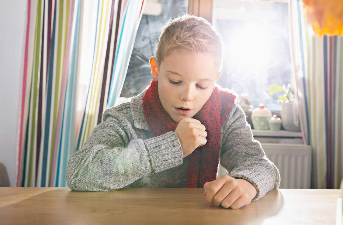 Husten kann sich bei einer hartnäckigen Erkältung lange halten. Bessern sich die Symptome nach ein bis zwei Wochen nicht, sollte man vor allem mit Kindern zum Arzt gehen. / Foto: Getty Images/Westend61/Philipp Dimitri