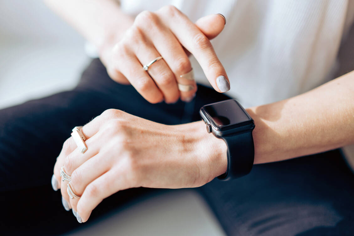 Smartwatches erfassen auch Vitalfunktionen wie Puls, Körpertemperatur sowie Schlaf- und Bewegungsverhalten. Bei akuten Atemwegserkrankungen verändern sich diese Parameter erkennbar. / Foto: Shutterstock/Hrecheniuk