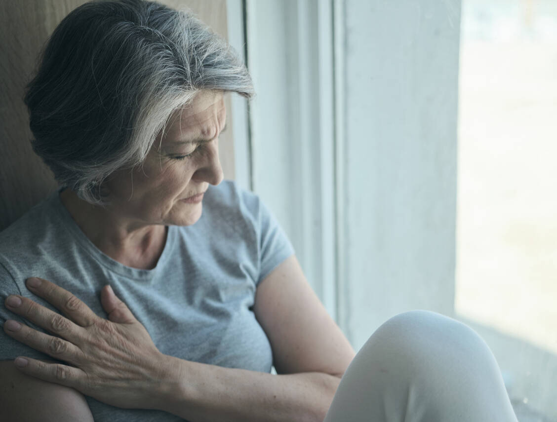 Betroffene mit Fibromyalgiesyndrom leiden unter chronischen Schmerzen, Schlafstörungen und Erschöpfung. Eine ursächliche Therapie gibt es derzeit nicht. Aktuelle Forschungsergebnisse deuten darauf hin, dass Probiotika eine Option sein könnten. / © Getty Images/Justlight