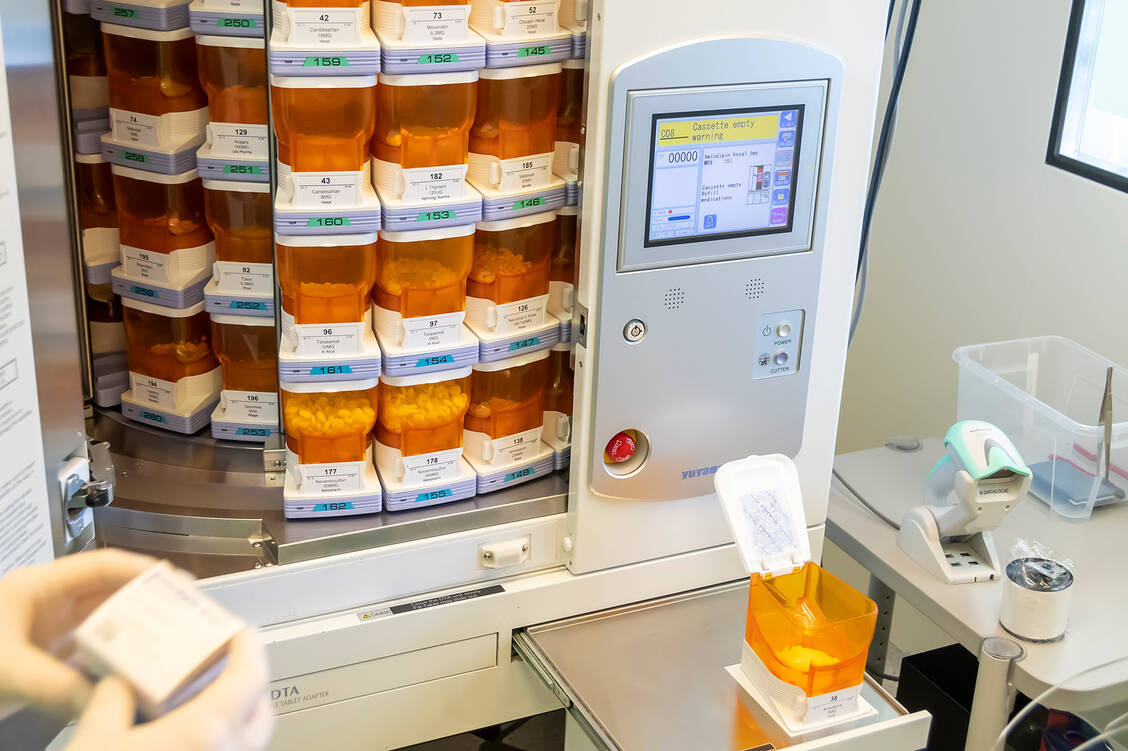 Schnelldreher wie Candesartan und Torasemid kommen als Schüttware in den Automaten, selten eingesetzte Arzneimittel oder geteilte Tabletten können über eine spezielle Schublade zusortiert werden. / Foto: UKB Bochum/Raphael Mueller