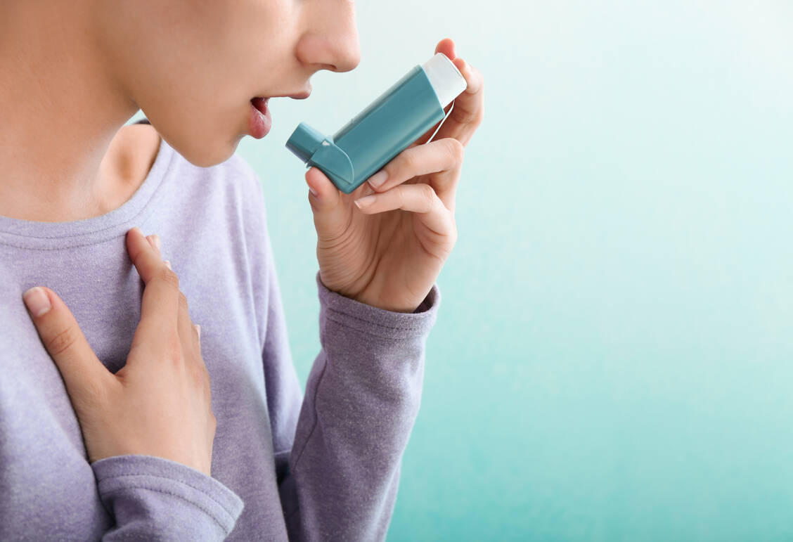 Die vierte Version der Nationalen Versorgungs-Leitlinie bei Asthma betont unter anderem, wie wichtig es ist, dass Arzt oder Apotheker bei einer Erstverordnung oder einem Wechsel des Inhalators die korrekte Anwendung erklären.  / Foto: Adobe Stock / Pixel-Shot