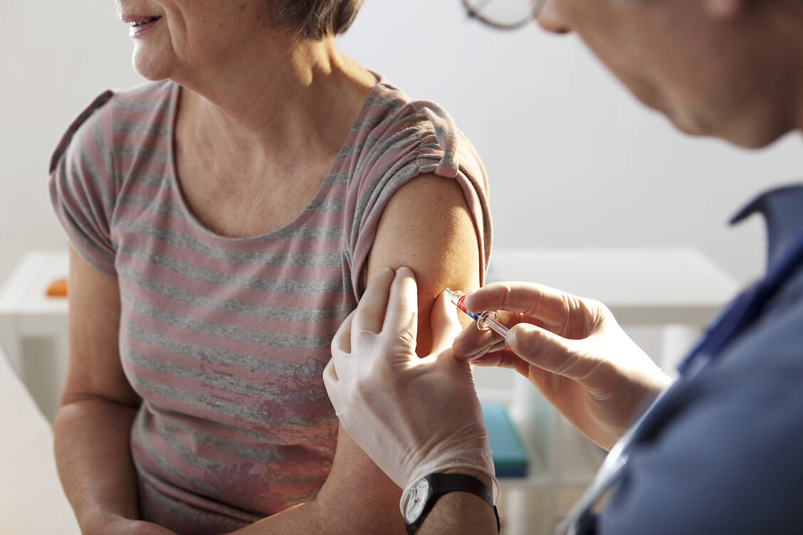 Den hochdosierten Grippeimpfstoff Fluzone für ältere Patienten setzen Ärzte bislang sehr zurückhaltend ein.  / Foto: Shutterstock/Image Point Fr