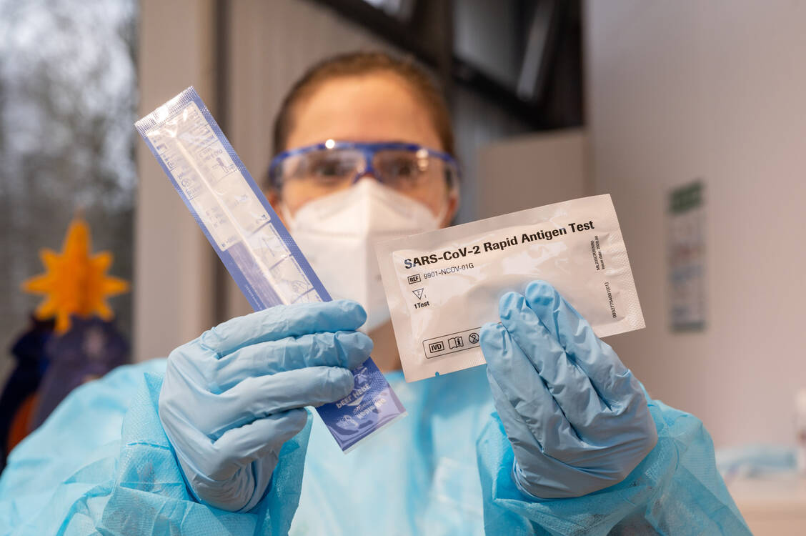 PTA Patrizia d'Effremo (hier auf dem Bild) unterstützt die Apothekerin Nicole Lippka-Mönnich bei der Durchführung von Antigentests in der Hanseaten Apotheke Itzehoe. / Foto: Michael Ruff