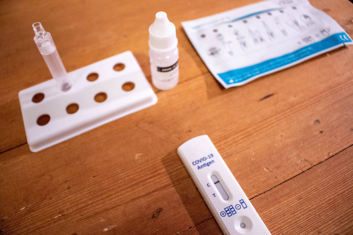 Derzeit dürfen Apotheken Antigentests auf das Coronatests zwar durchführen, aber nicht an Laien abgeben. Das könnte sich aber schon sehr bald ändern. / Foto: imago images/Eibner