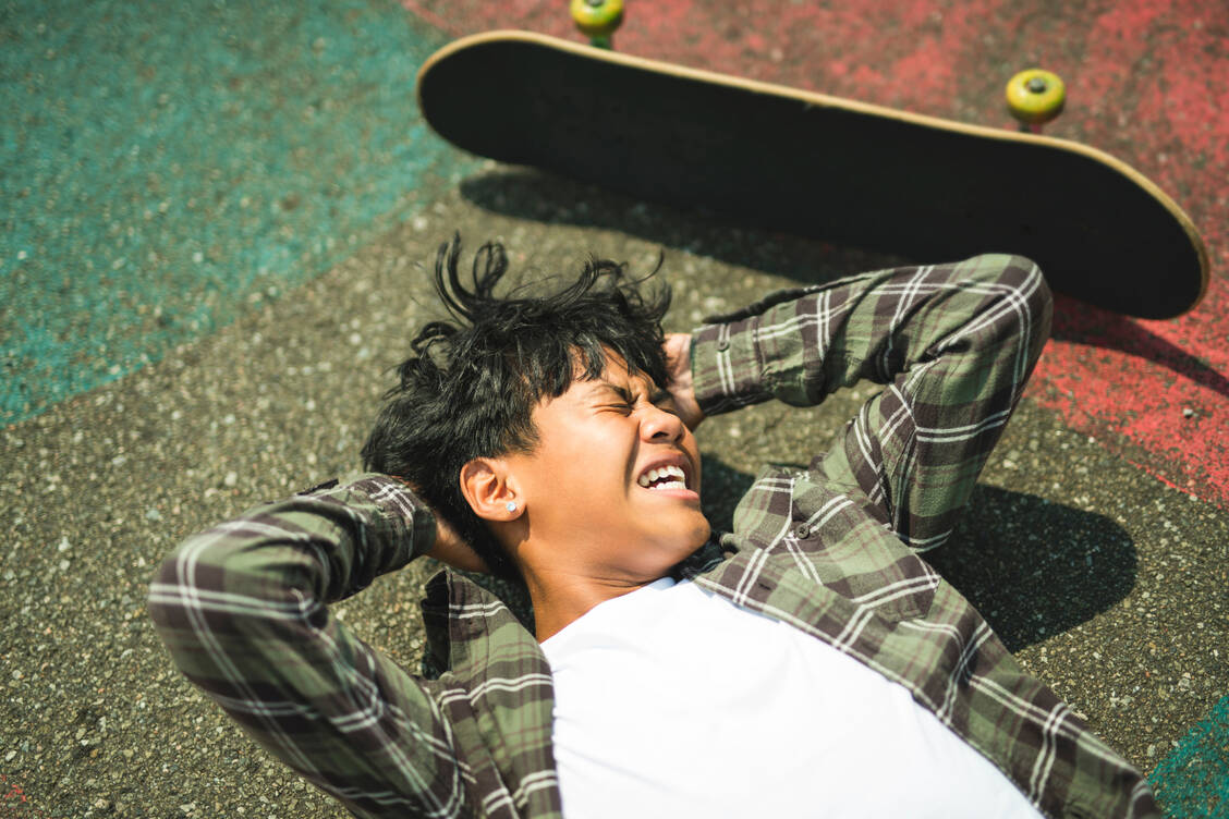 Eine Gehirnerschütterung sollte aufmerksam beobachtet werden. Halten die Symptome länger als 30 Minuten an, sollte schnellstmöglich ein Arzt aufgesucht werden. / © Adobe Stock/Louis-Paul Photo