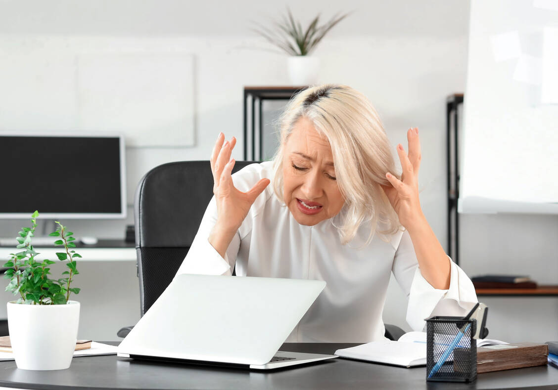 Unkonzentriert, nervös und rasch überfordert: So fühlen sich viele Frauen in der Perimenopause. / © Shutterstock/Pixel-Shot