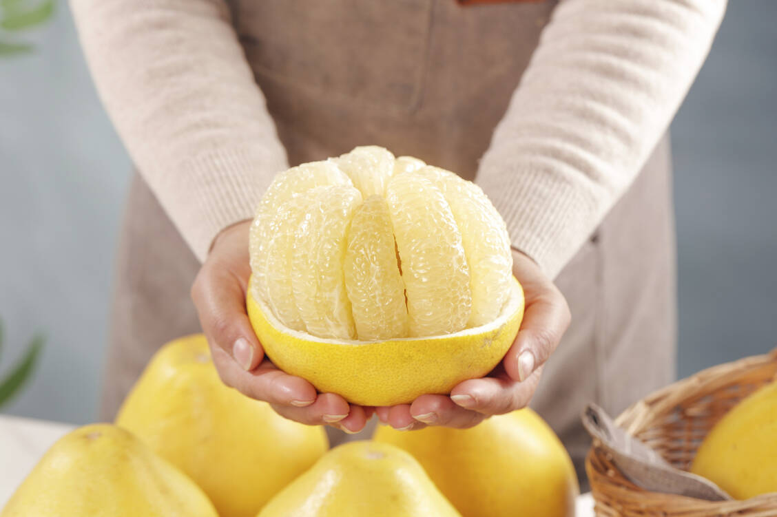 Pomelos, Grapefruit und verwandte Zitrusfrüchte: keine guten Kombipartner für viele Arzneistoffe / © Shutterstock/SurgeTinh99