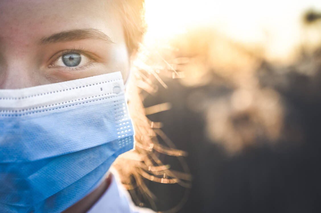»Ohne Maske geht es hier auf gar keinen Fall«, betont die Präsidentin der Deutschen Gesellschaft für Immunologie, Professor Dr. Christine Falk, angesichts der dominierenden Delta-Variante.  / Foto: Adobe Stock/alexanderuhrin