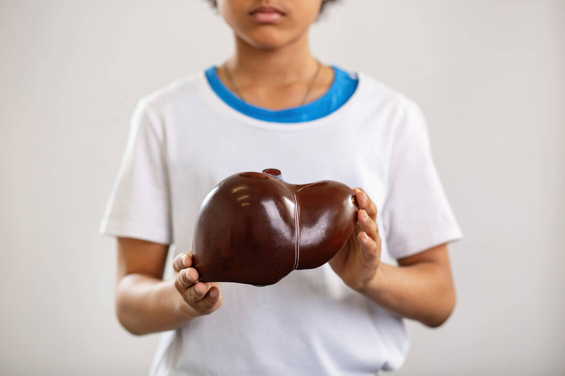 Kinder mit progressiver familiärer intrahepatischer Cholestase haben bislang keine gute Prognose. Ein neues Medikament verbessert zumindest den starken Juckreiz. / Foto: Getty Images/Zinkevych