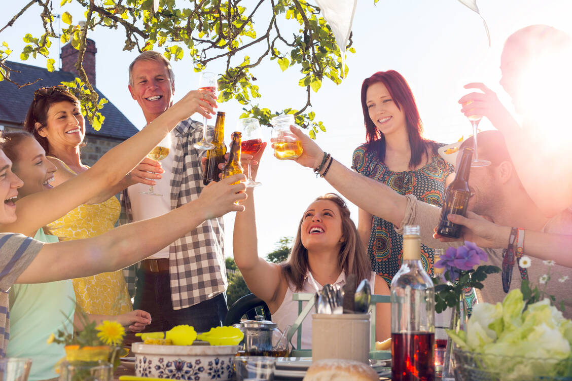 Alkoholische Getränke gehören für viele Menschen bei Zusammenkünften und Feiern einfach dazu. / © Getty Images/SolStock