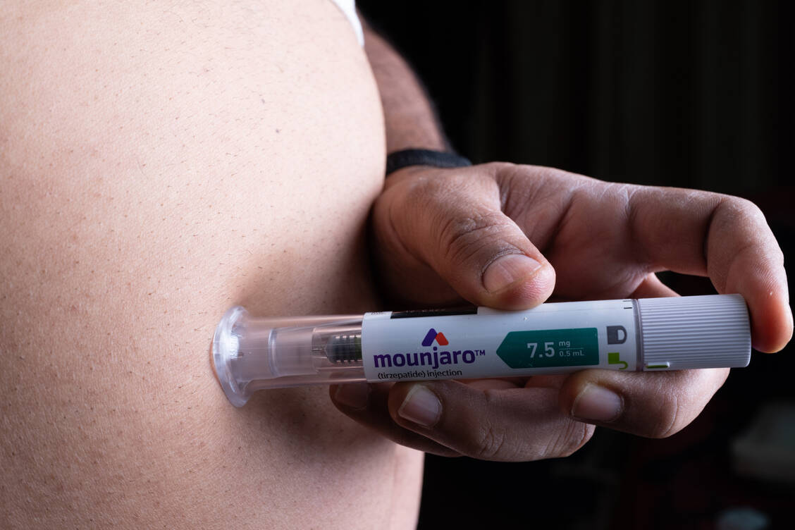 Abnehmmittel wie Mounjaro in die Erstattung zu bringen, würde den Patientenkreis der Hersteller erweitern. Die Pharmaindustrie argumentiert, dass damit gleichzeitig die Kosten für Begleiterkrankungen gesenkt würden. / © Imago Images/Pond5 Images