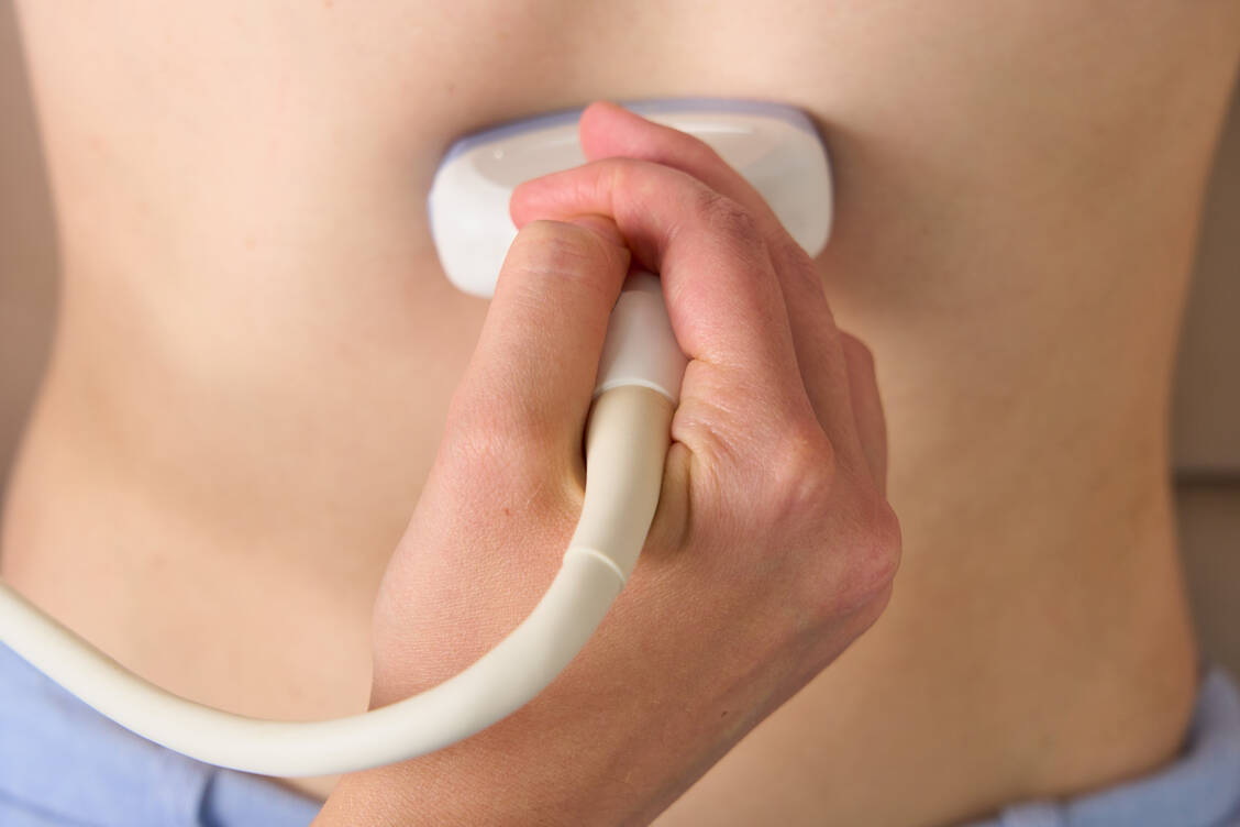 Ultraschall ist zur Diagnostik und Verlaufskontrolle bei Morbus Crohn aufwändigeren bildgebenden Verfahren wie Computertomografie nicht unterlegen. Für die Patienten bedeutet das eine Erleichterung. / Foto: Getty Images/NataBene