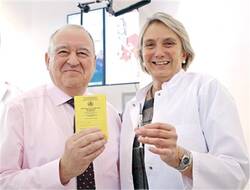 Fritz Becker ließ sich bei der Expopharm am Stand der ABDA gegen Grippe impfen.