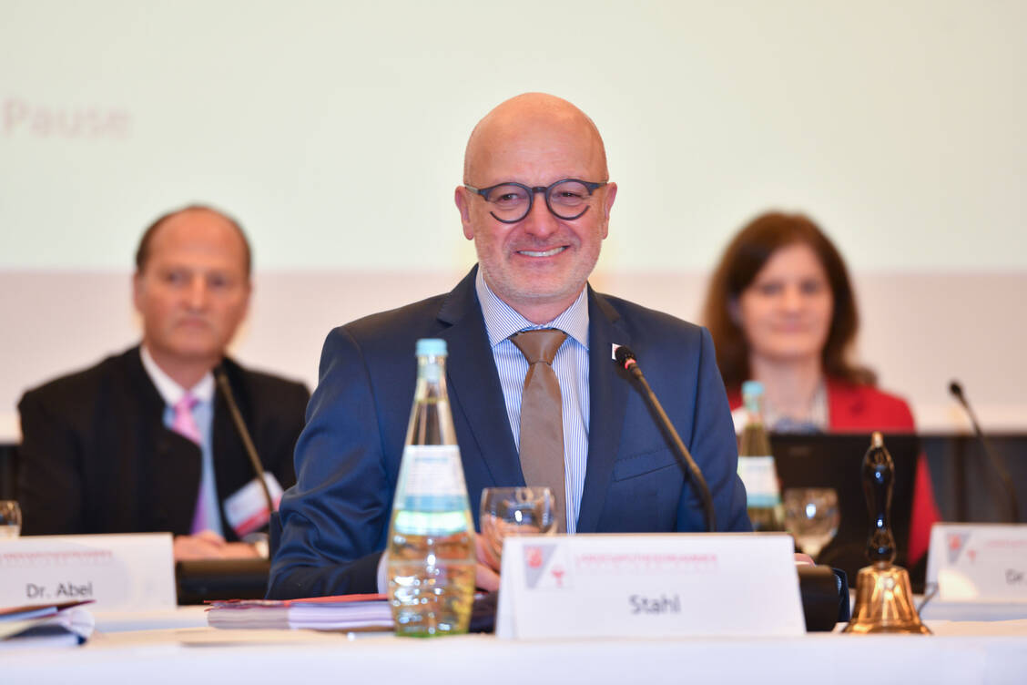 Die Veranstaltung fand hybrid statt, teils vor Ort unter »2G+«-Bedingungen und teils online. / Foto: LAK Rheinland-Pfalz/Marcus Steinbruecker