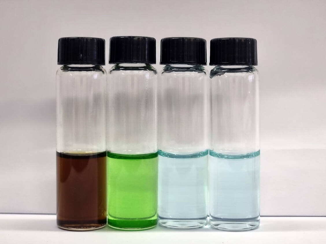 Abb. 2: Farbreaktion Dimethylsulfoxid (links; grün und braun) im Vergleich zu Wasser (rechts; hellblau). / Foto: DAC/NRF