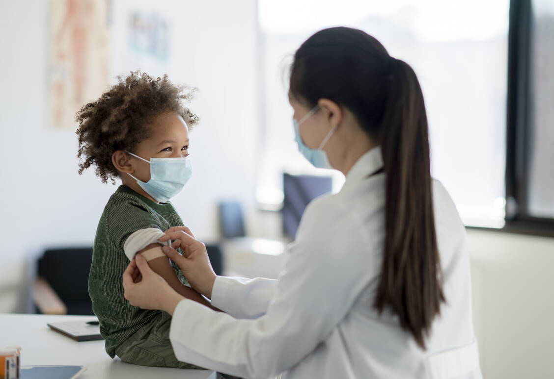 Unter-Fünfjährige erhalten ein Zehntel der mRNA-Dosis wie Erwachsene. / Foto: Getty Images/FatCamera