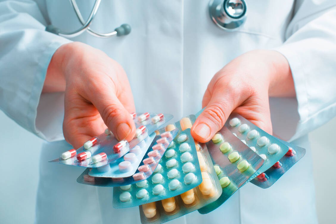 Bislang dürfen Ärzte keine Medikamente an ihre Patienten abgeben. Die Arzneimittelversorgung ist den Apotheken vorbehalten. / Foto: Adobe Stock/Alexander Raths