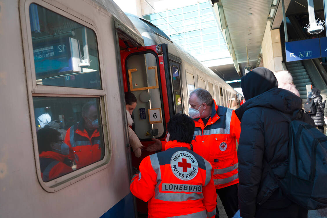 Derzeit kommen vor allem mit dem Zug viele Menschen an, die vor den russischen Angriffen in der Ukraine fliehen. Sie sollen hierzulande bald alle medizinischen Behandlungsmöglichkeiten der GKV nutzen können. / Foto: IMAGO/Die Videomanufaktur