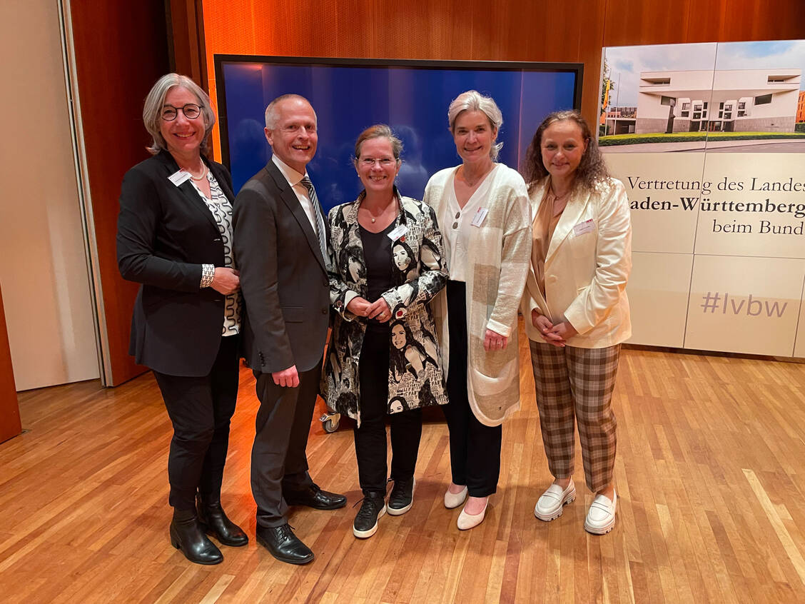 Beim Parlamentarischen Abend der Baden-Württemberger Apotheken: ABDA-Präsidentin Gabriele Regina Overwiening, LAK-Präsident Martin Braun, die CDU-Abgeordneten Diana Stöcker und Simone Borchardt sowie LAV-Präsidentin Tatjana Zambo. (v.l.n.r.) / Foto: LAV Baden-Württemberg