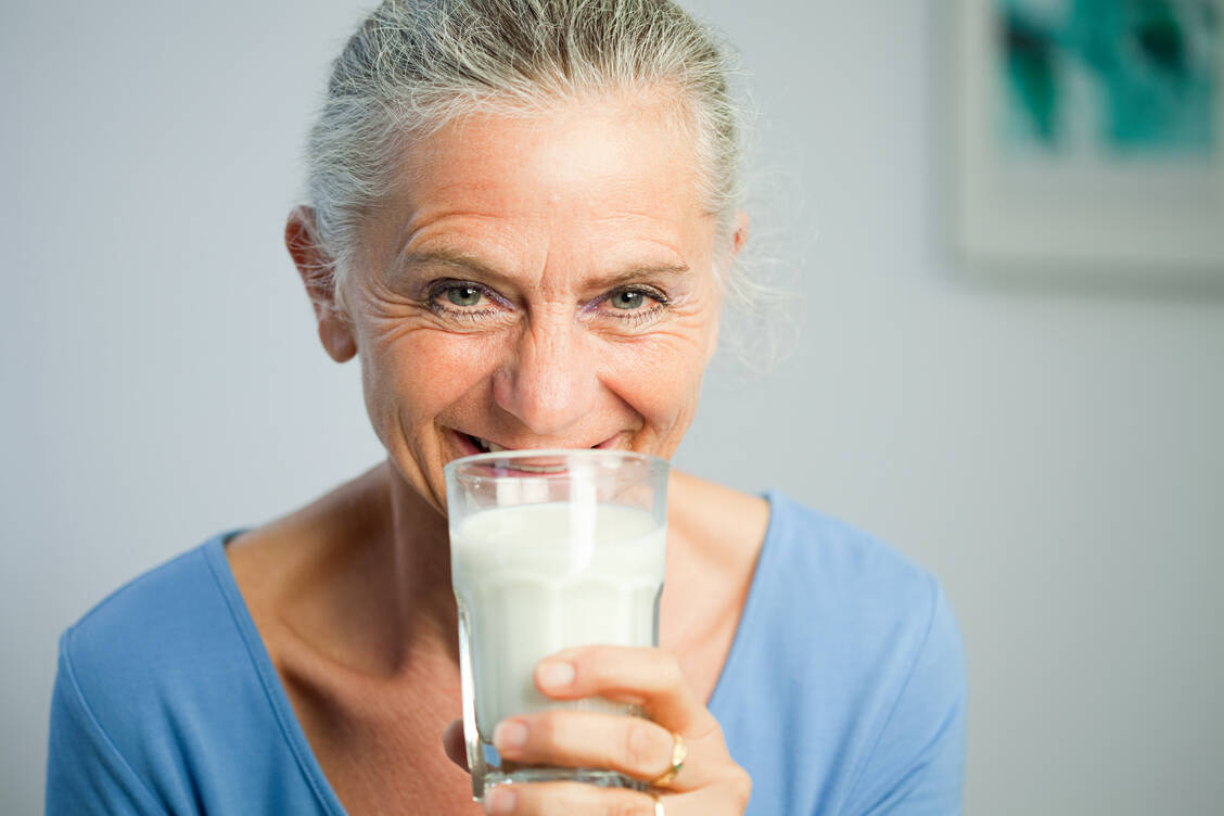 Eine calciumreiche Ernährung ist für Frauen mit Osteoporose wichtig, allein aber oft nicht ausreichend, um den Calciumbedarf zu decken. / Foto: Getty Images/Image Source