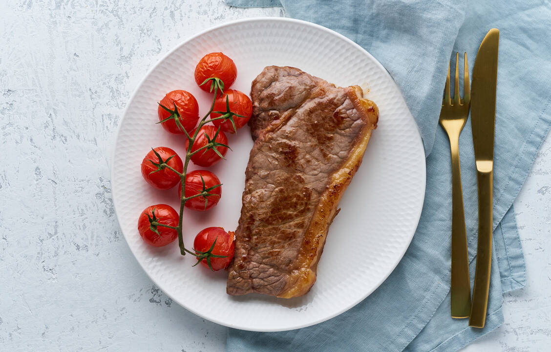 Kaum Kohlenhydrate, viel Eiweiß: Eine ketogene Ernährung kann entzündungshemmend und schmerzlindernd wirken und das Abnehmen erleichtern. / Foto: Adobe Stock/Timotei
