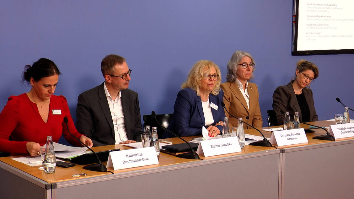 Bei der Vorstellung der ARMIN-Studienergebnisse (von links): Katharina Bachmann-Bux, Leiterin der AG Kommunikation von ARMIN, Rainer Striebel, AOK Plus, Dr. Annette Rommel,  KV Thüringen, Gabriele Regina Overwiening, ABDA-Präsidentin, und Professor Dr. Hanna Seidling, Universitätsklinikum Heidelberg / Foto: ABDA