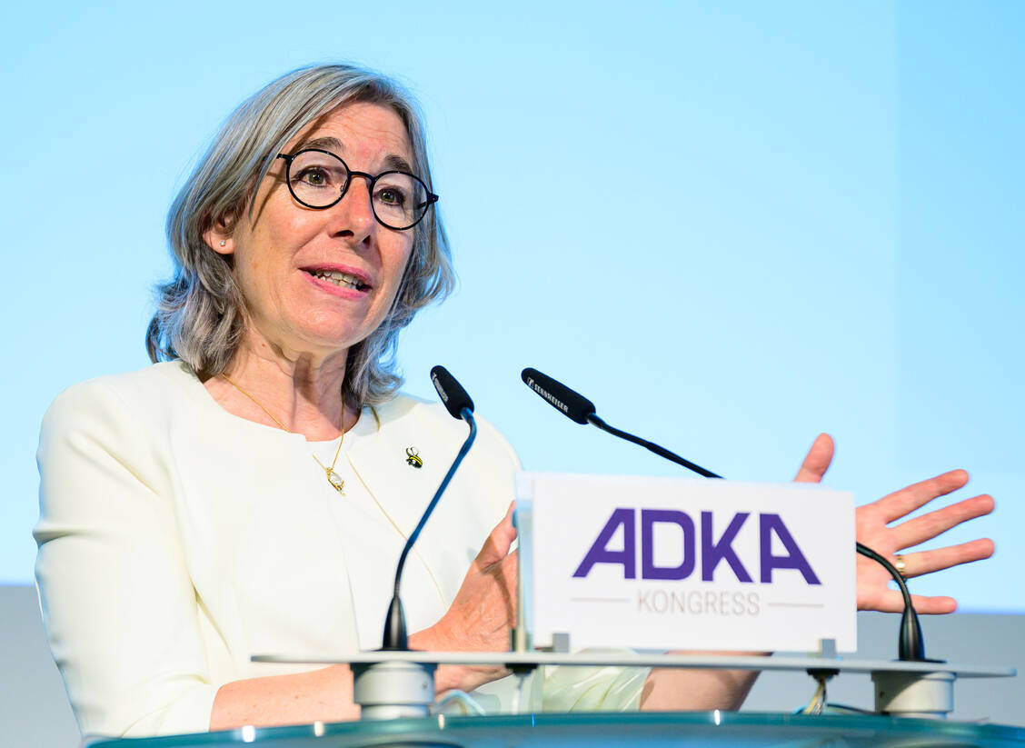 ABDA-Präsidentin Gabriele Regina Overwiening wandte sich mit einem Grußwort an die Teilnehmerinnen und Teilnehmer. / Foto: Avoxa/Matthias Merz