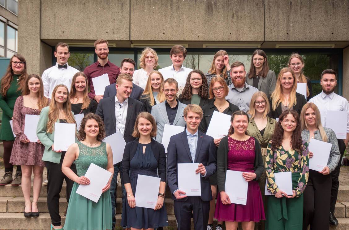 Die Absolventinnen und Absolventen des Wintersemesters 2022/23 vor dem Pharmaziezentrum in Braunschweig / Foto: Matthias Meiring