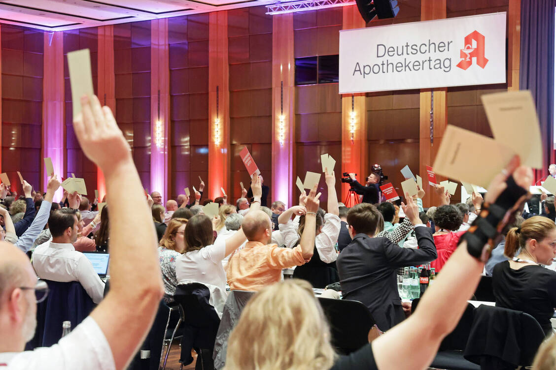 Volle Zustimmung: Die Delegierten des Deutschen Apothekertages verabschiedeten eine Resolution als Antwort auf die Pläne des Bundesgesundheitsministers, die er gestern in Düsseldorf vorgetragen hat. / Foto: PZ/Alois Müller