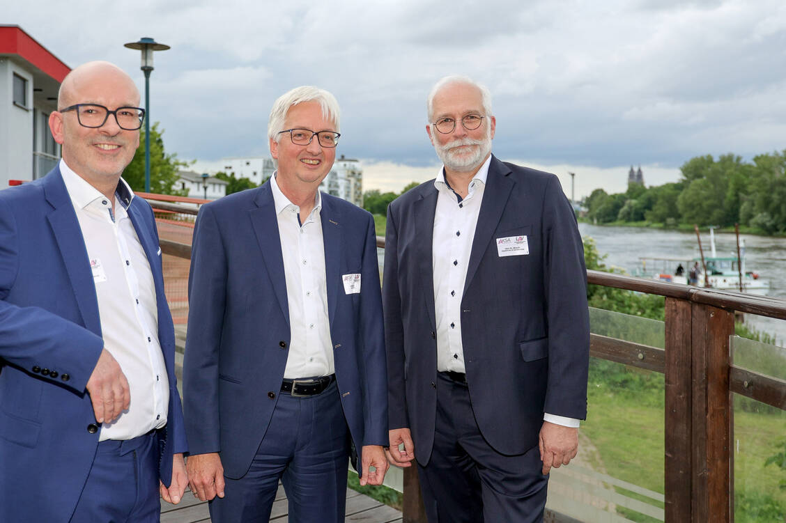 Thomas Rößler, Wolfgang Beck (Staatssekretär im Ministerium für Arbeit, Soziales, Gesundheit und Gleichstellung) und Jens-Andreas Münch (v.l.n.r.) beim Frühlingsfest. / Foto: AKSA/Kühne