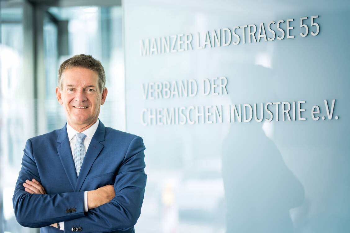 Die chemisch-pharmazeutische Industrie sei eine Schlüsselbranche, die in Deutschland Beschäftigung, Resilienz, Innovation und Wohlstand schaffe, sagte VCI-Chef Wolfgang Große Entrup der PZ. »Die unsicheren Rahmenbedingungen belasten jedoch kolossal.« / Foto: Thomas Lohnes/VCI