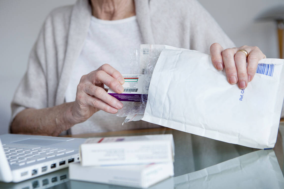Menschen im Alter von 50 bis 70 Jahren kaufen gerne bei Online-Apotheken.  Viel Potenzial sehen Experten noch bei OTC-Bestellungen von Frauen im Alter zwischen 30 und 44 Jahren.  / Foto: Fotolia/RFBSIP
