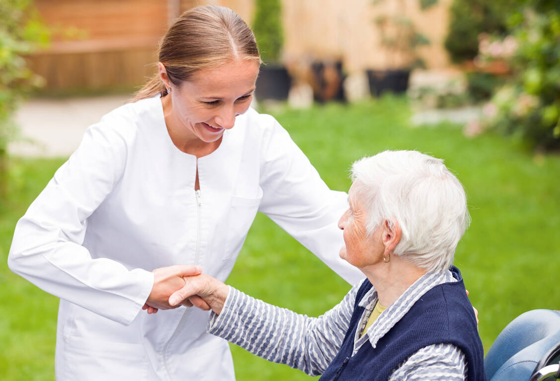 Um Angehörige von Alzheimer-Patienten zu entlasten, braucht es einen stetigen Ausbau professioneller Pflegeangebote. / Foto: Shutterstock/Ocskay Bence