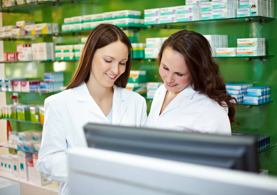 Apothekenangestellte in Sachsen, die tarifgebunden arbeiten, bekommen seit Jahresbeginn mehr Geld. / Foto: Adobe Stock/Robert Kneschke