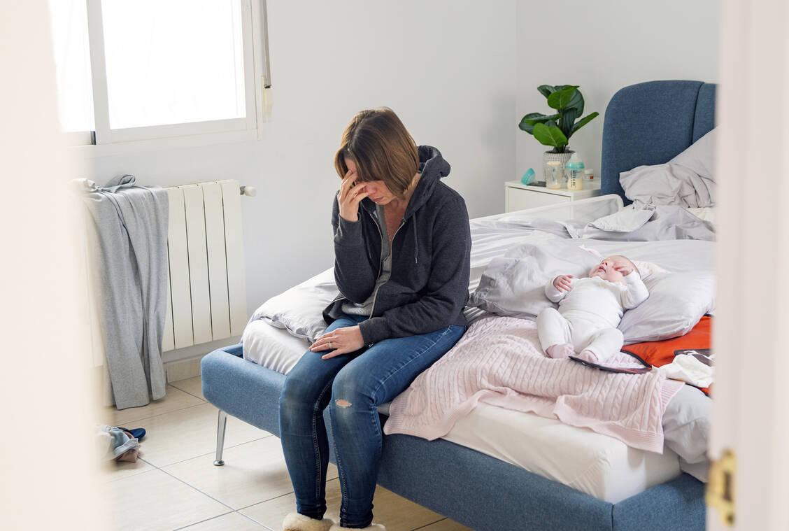 In den Tagen nach der Geburt ist das Risiko für die sogenannten »Heultage« sehr hoch. Halten sie an, kann eine postpartale Depression dahinterstecken. Daher sollten Frauen mit bekannter Depression ihre Medikation vorgeburtlich nicht absetzen oder reduzieren. / © Getty Images/Justin Paget