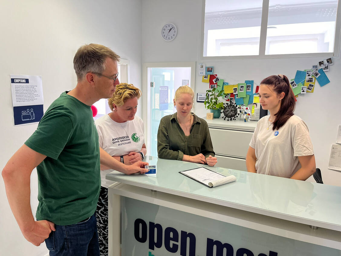 Apotheker ohne Grenzen unterstützt seit diesem Sommer auch die Praxis open.med des Vereins Ärzte der Welt in Berlin-Lichtenberg. Versorgt werden dort Menschen ohne Zugang zur regulären Gesundheitsversorgung – niedrigschwellig, kostenlos und anonym. / © Apotheker ohne Grenzen