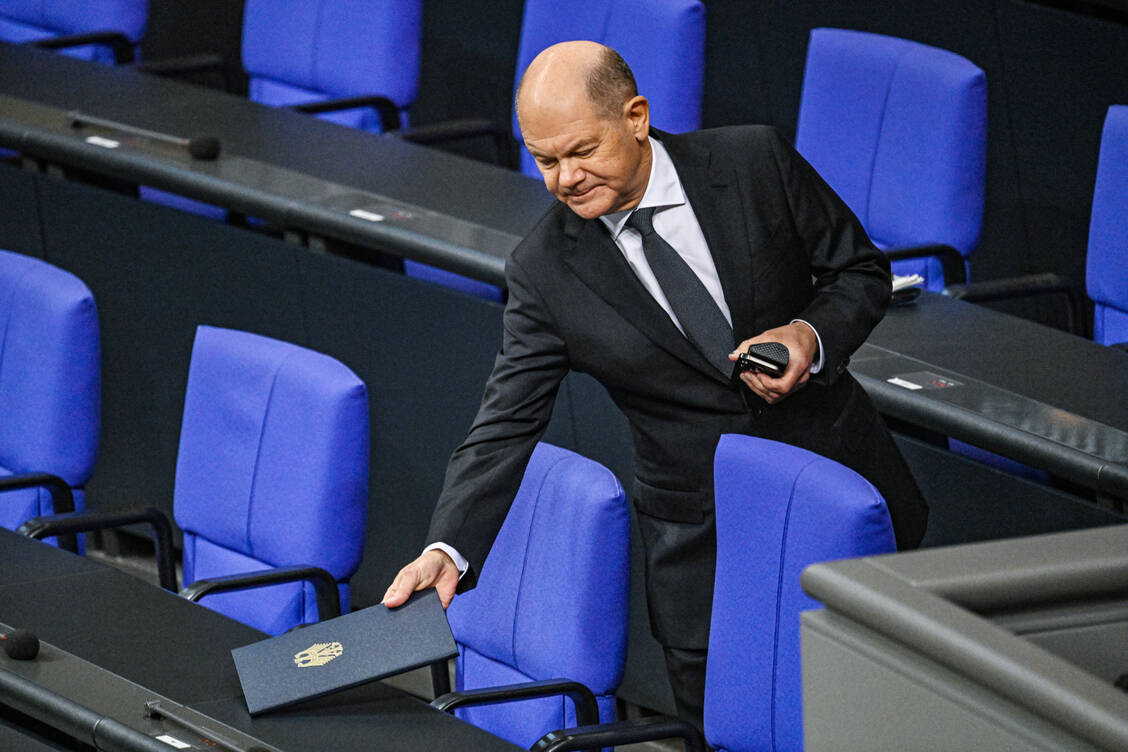 Der Kanzler verfehlte wie beabsichtigt die notwendige Mehrheit von mindestens 367 Stimmen deutlich. / © Maurizio Gambarini