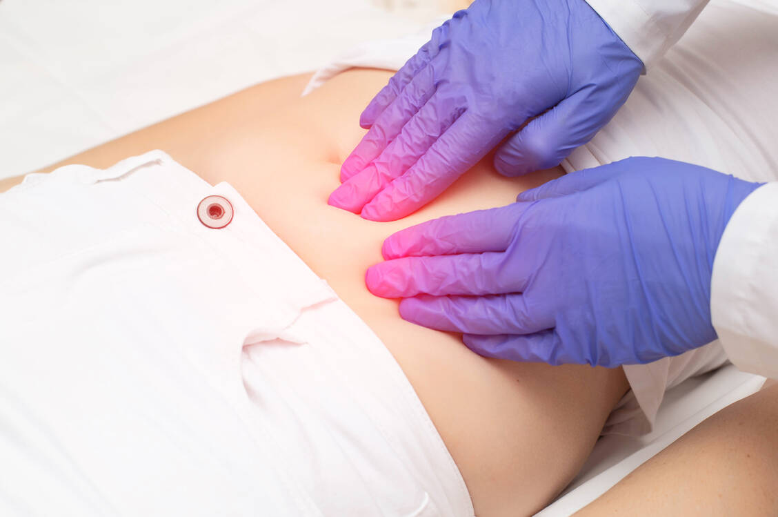 Um eine Endometriose zu diagnostizieren, werden zunächst Tast- und Ultraschalluntersuchungen an der Bauchdecke und vaginal durchgeführt. / © Getty Images/Henadzi Pechan