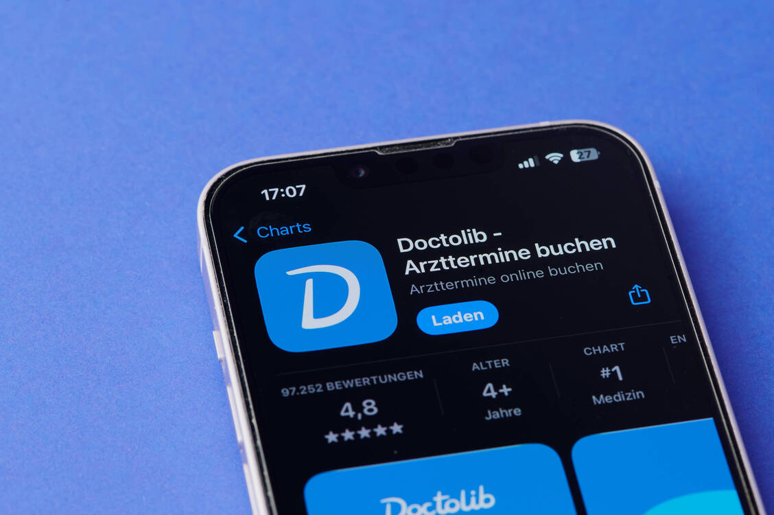Um digitale Terminplattformen wie Doctolib drehen sich die Vorwürfe der Ärzte gegenüber dem BMG und den Kassen. / © IMAGO/CHROMORANGE