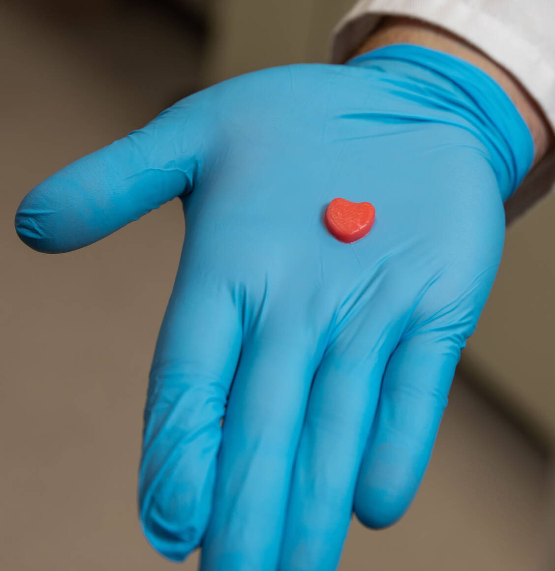 Es Tabletten erinnern von Konsistenz und Farbe an Fruchtgummi. / © UKE/Eva Hecht