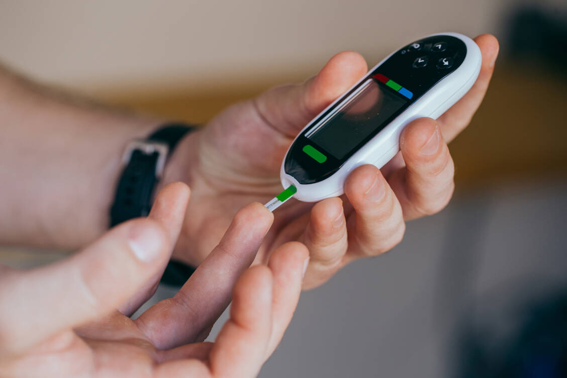 Wer erhöhte Blutzuckerwerte hat, entwickelt nicht zwangsläufig einen manifesten Diabetes Typ 2.  / © Getty Images/Natalia Shabasheva