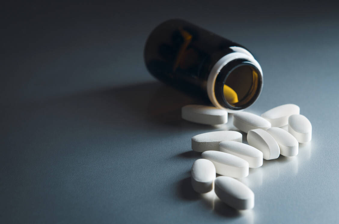 Vielen Gründe können dazu führen, dass bei einer Antibiotika-Therapie nicht der ideale Wirkspiegel im Blut des Patienten erreicht wird. Eine schlechte Bioverfügbarkeit bei oraler Gabe ist nur einer davon. / Foto: iStock/DimaSobko