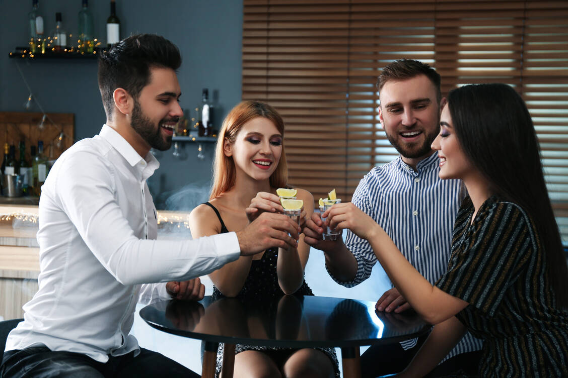 Wodka-Test bringt Forschungspreis: Moderater Alkoholkonsum kann die Sprachleistung in einer Fremdsprache verbessern, wie eine Studie zeigt. / © Adobe Stock/New Africa