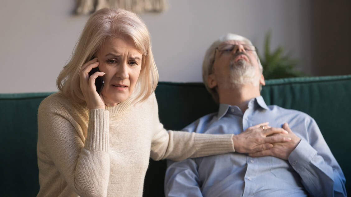 Bei Verdacht auf Schlaganfall ist keine Zeit zu verlieren: unverzüglich die Notrufnummer 112 wählen und die Symptome schildern. / Foto: Adobe Stock/fizkes
