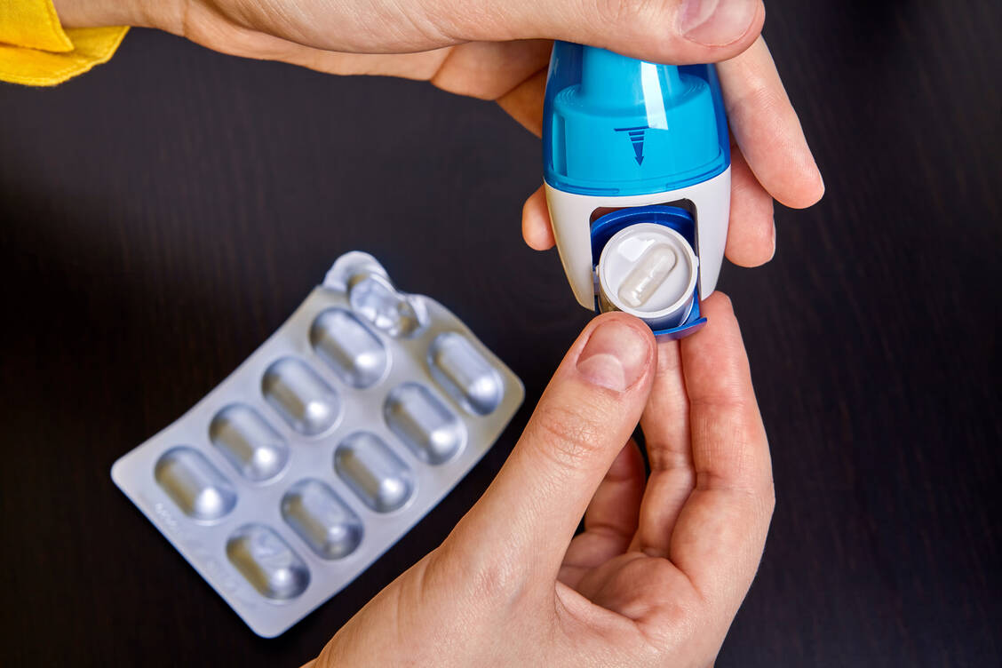 Der Kreativität von Anwendungsfehlern sind wenig Grenzen gesetzt: Inhalatorkapseln werden mitunter versehentlich geschluckt. / © Getty Images/Grigorev_Vladimir