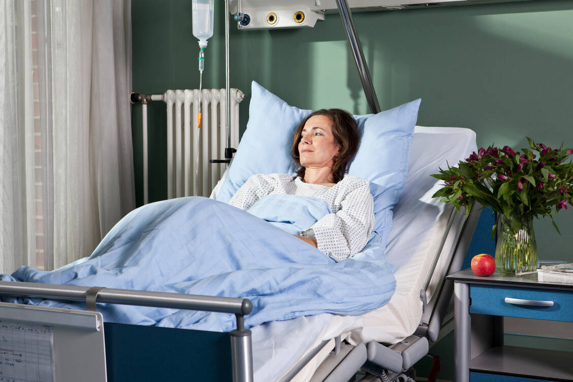 Viele Krankenhausbehandlungen könnten auch ambulant erfolgen.  / © Getty Images/Halfdark