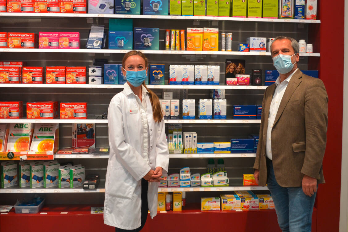 Apothekeninhaberin Heike Pfäffle-Planck und der CDU-Bundestagsabgeordnete Michael Hennrich sprachen über Chancen und Risiken für die Zukunft der Apotheken. / Foto: Büro Michael Hennrich