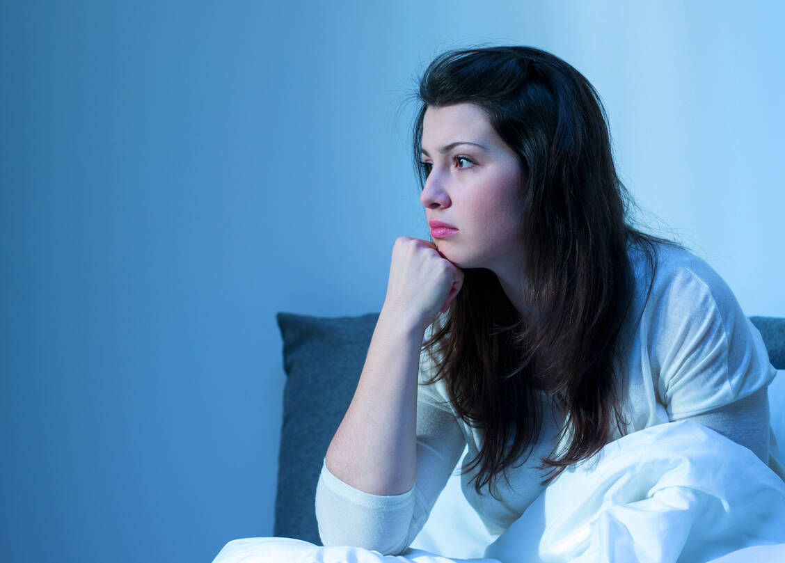 Da Schlafmangel manische Episoden auslösen kann, gehört eine gute Schlafhygiene zu den wichtigsten nicht medikamentösen Therapiemaßnahmen. / © Shutterstock/Ground Picture