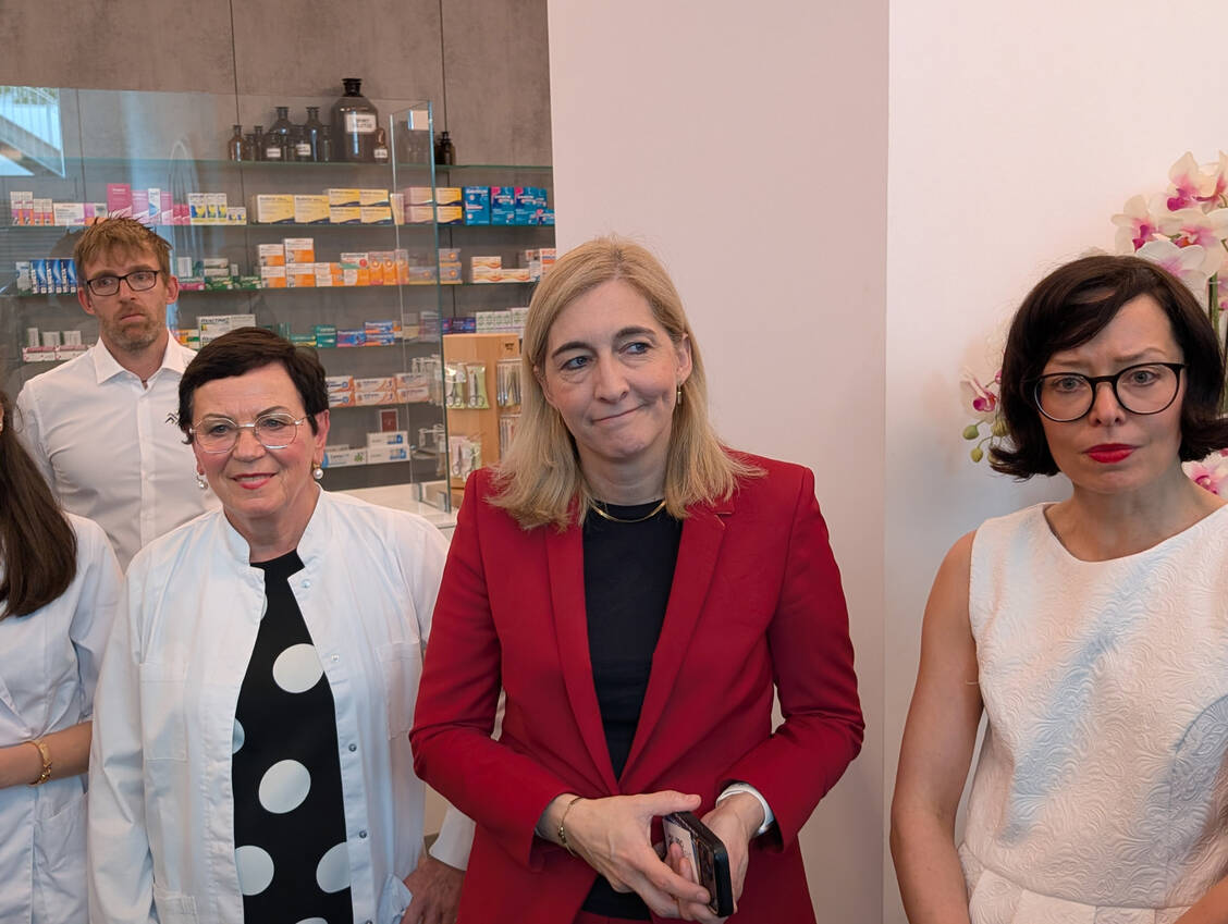 Bärbel Otto, Nina Warken und Doreen Kessner (v. l. n. r.) in der Altstadt Apotheke. / © PZ/Brockfeld