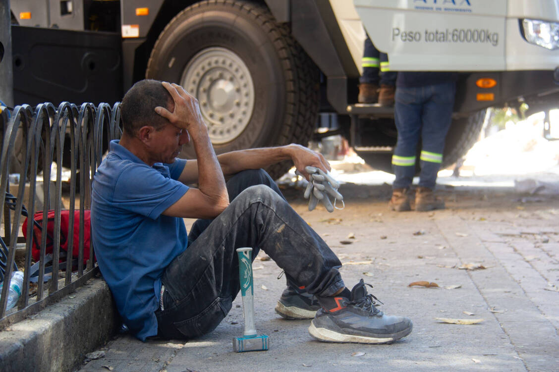 Nach dem gestrigen Erdbeben in Kolumbien werden weiterhin Menschen aus den Trümmern geborgen. / © Imago / Anadolu Agency